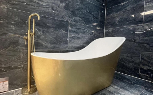 Freestanding gold bath