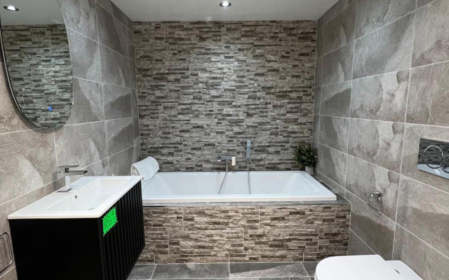 Small bathroom using contrasting tiles to add depth