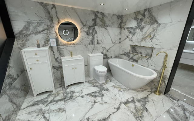 Marble-traditional-bathroom